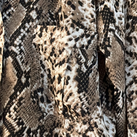 Ladies blouse size Large. Black snake pattern. Button up front. NWT - Picture 2 of 5